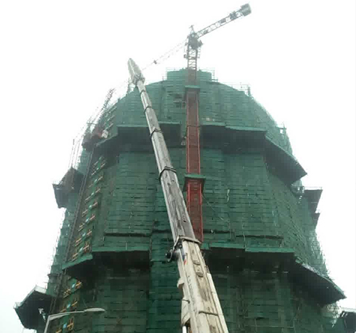 宿迁吊车在工地上作业